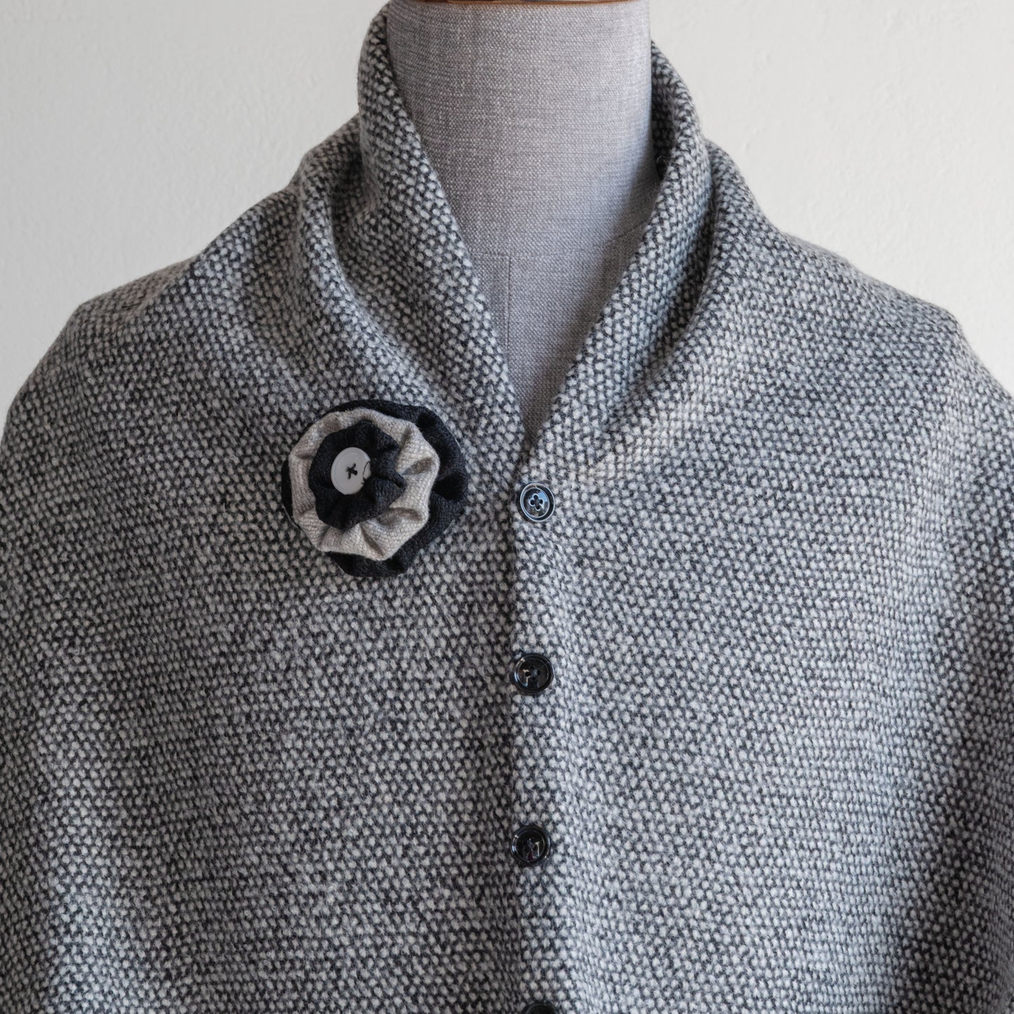 Grey woolen cape for women_03 (closeup shot)