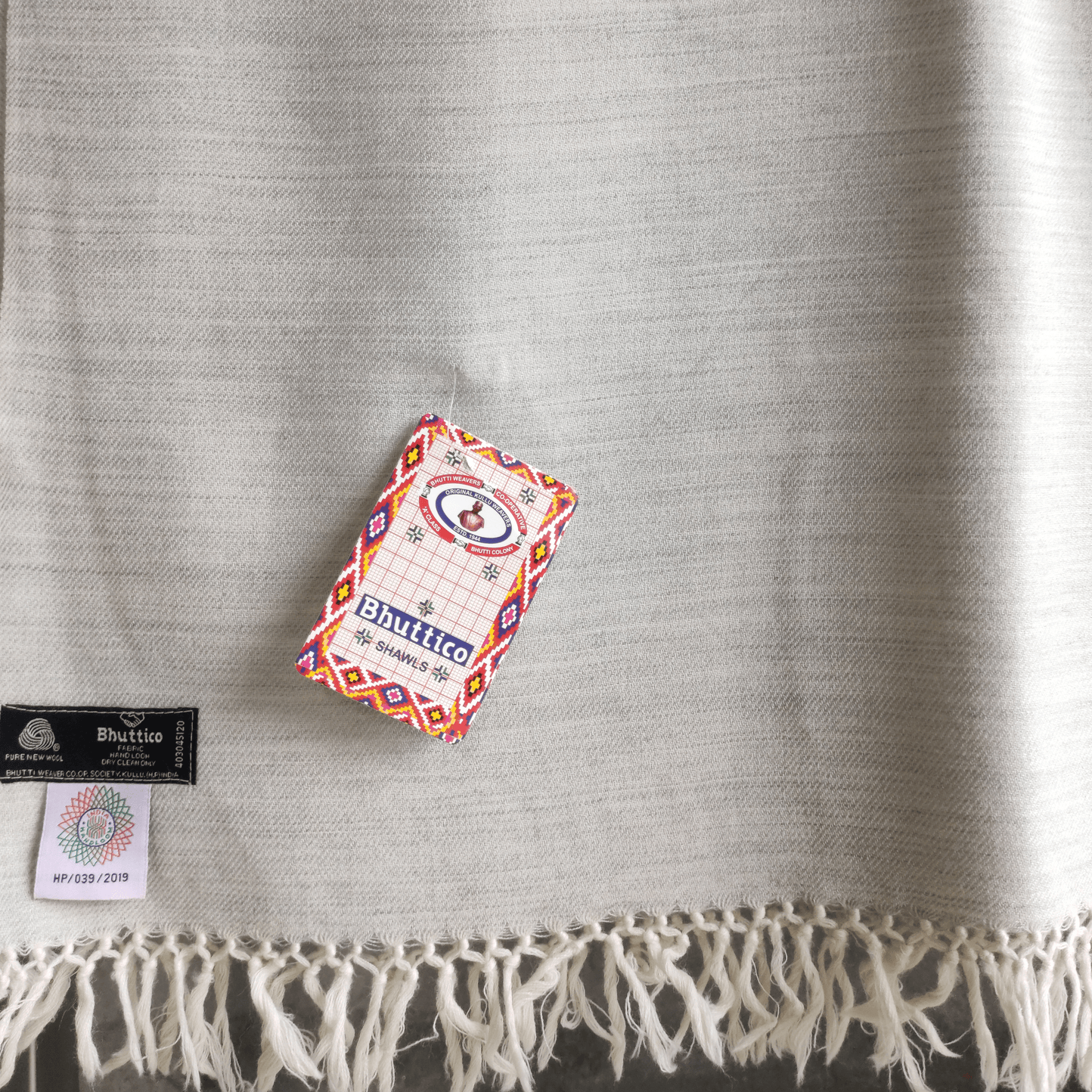 Hand Woven Mens Pure Merino Wool Kullu Shawl - light grey (Loi) - Bhuttico Shawls