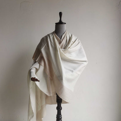 Mannequin wearing a white Men's shawl(loi) against a plain background