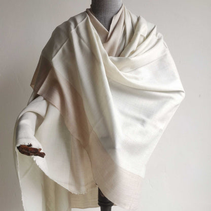 Mannequin wearing a beige Men's shawl(loi) against a plain background