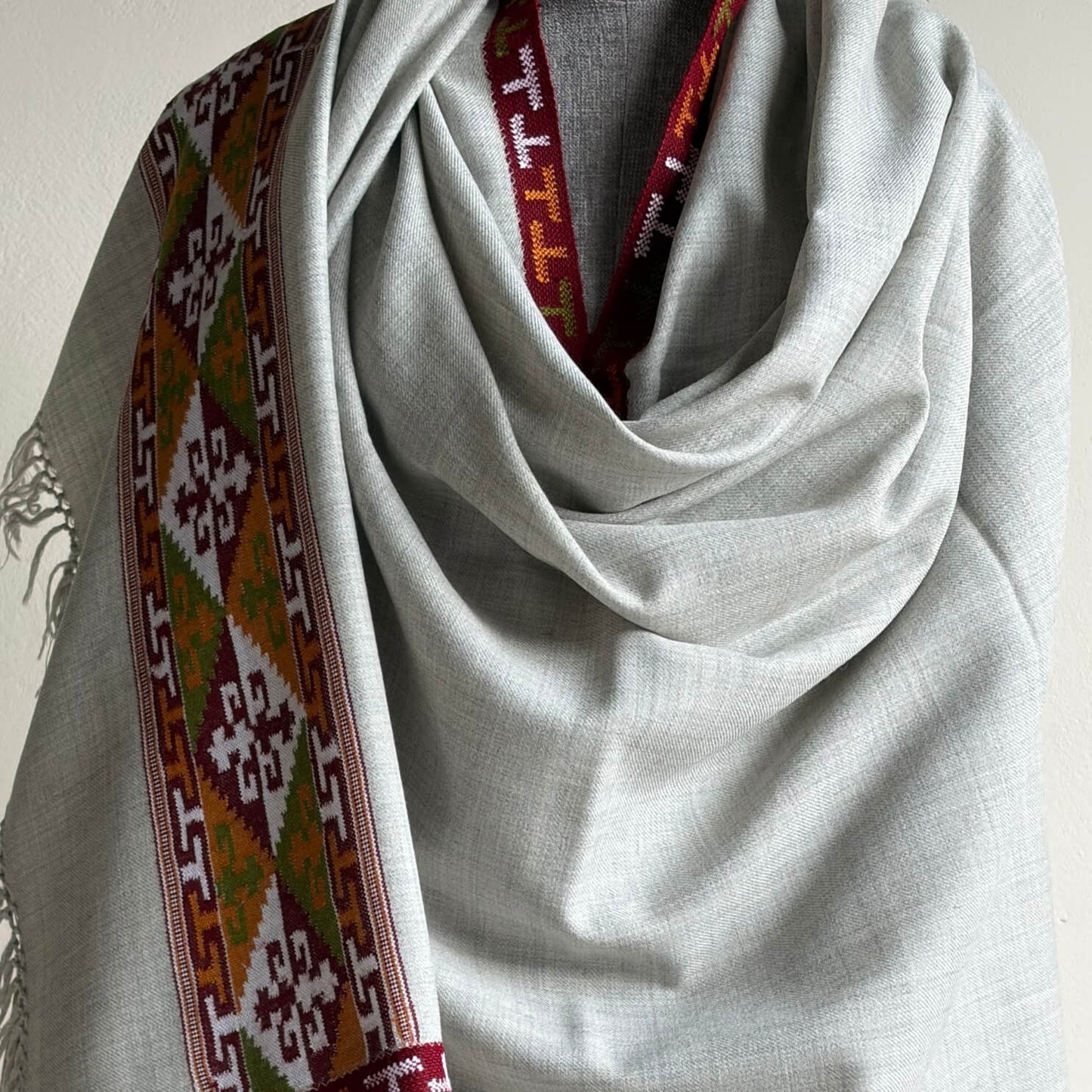 Close up of Pure merino wool shawl - Grey 