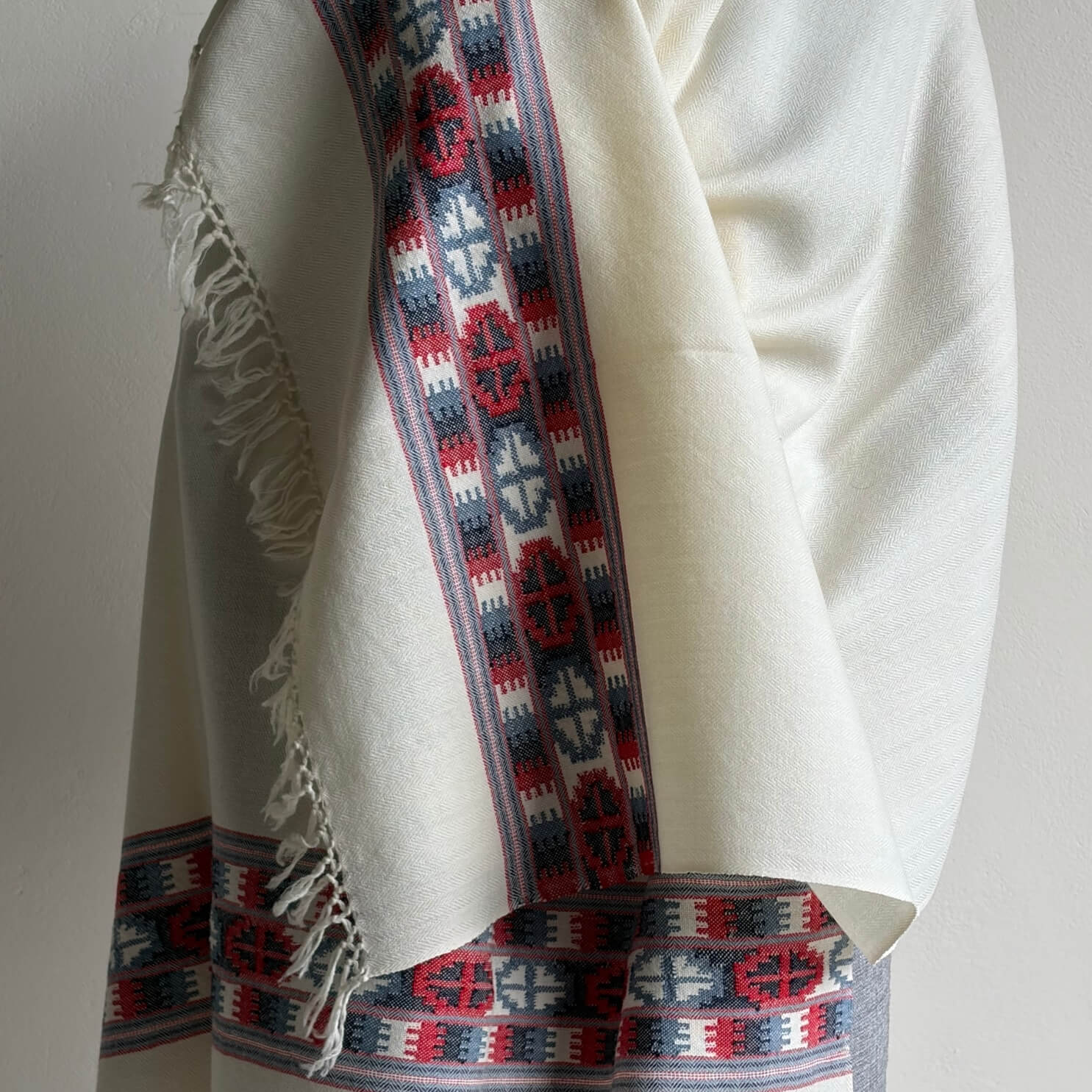 close up Hand wovem pure merino wool Shawl - white