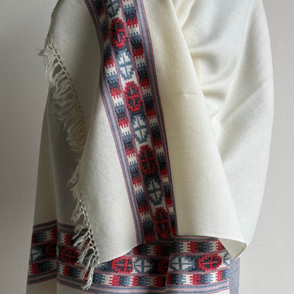 close up Hand wovem pure merino wool Shawl - white