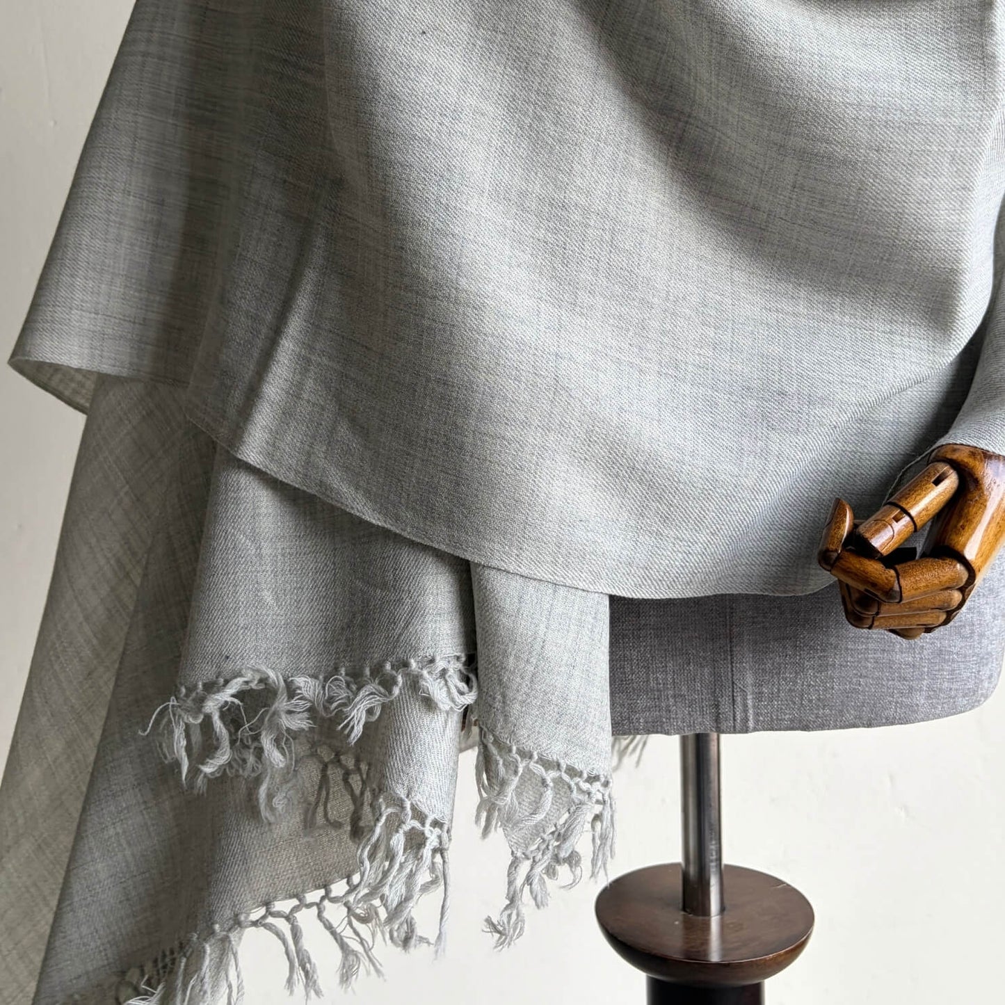 Zoomed in Pure merino wool Men's shawl - Grey