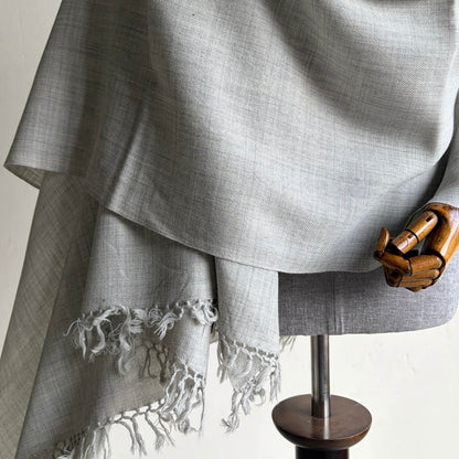 Zoomed in Pure merino wool Men's shawl - Grey