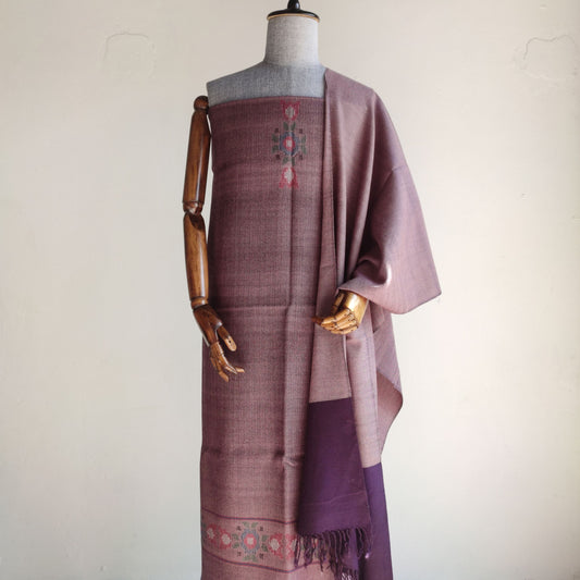 Mannequin wearing a dusty pink woolen suit for women 